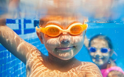 Image of kid underwater with goggles on